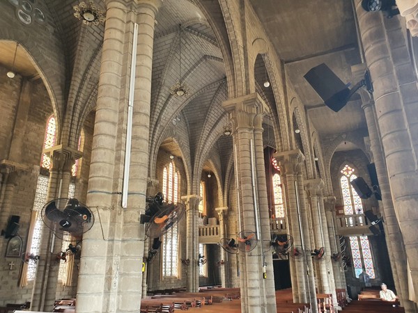 성당 실내에는 기둥이 많다. @뉴스코리아 이웅연 특파원 