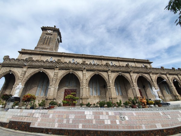 중세시대 성처럼 지은 성당과 아래 내리막길 벽의 납골당이 독특하게 느껴진다. @뉴스코리아 이웅연 특파원