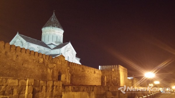 5세기 이전 조지아의 수도 였던 2,000년된 도시 므츠케타에 예수의 성의 , 예수가 달렸던 십자가, 구약의 선지자 엘리야의 망토가 묻혀있는 생명을 주는 기둥 교회 @뉴스코리아 박철호 특파원