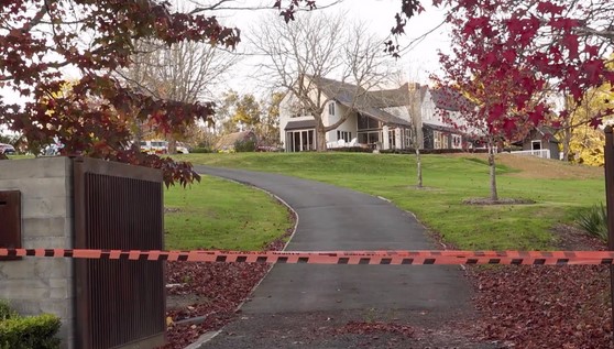 오클랜드 코츠빌 화재 현장에서 발견된 시체 두구로 인해 충격을 받은 이웃 주민들(사진제공 = 위클리코리아)