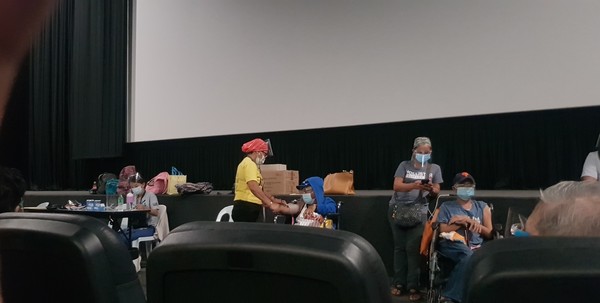 사진= 아스트라제네카 백신 접종 후 후유증 확인을 위해 대기중에 있다 - @뉴스코리아 이재숭 특파원