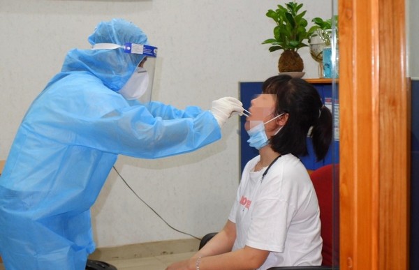 르네상스 선교회 예배 참석자와 관련된 사람들을 긴급 샘플을 채취중. 사진:HCDC