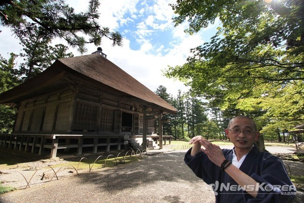 이 절에 승려 시라야마씨가 설명을 하고 있다. @뉴스코리아 김양현 특파원