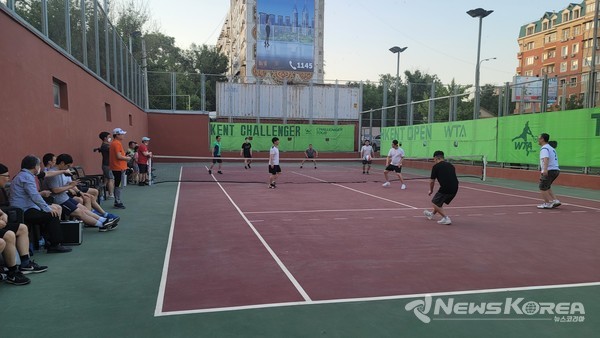 ▲타슈켄트 그랜드미르 호텔 테니스장에서  족구대회 하는 모습 @뉴스코리아 신현권 특파원