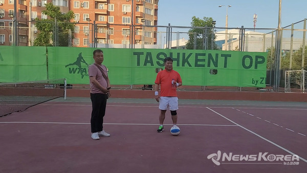 ▲이 대회 후원을 한 톨스빅 장수완 대표(사진왼쪽) @뉴스코리아 신현권 특파원