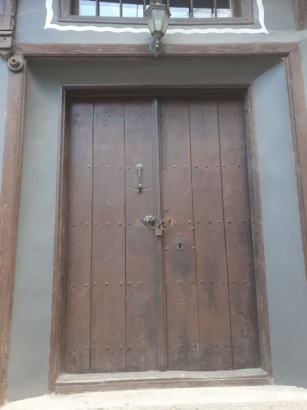 플로브디프 올드타운에서 만나는 나무문, 조선시대의 문같이 보인다. @뉴스코리아 임성택 특파원