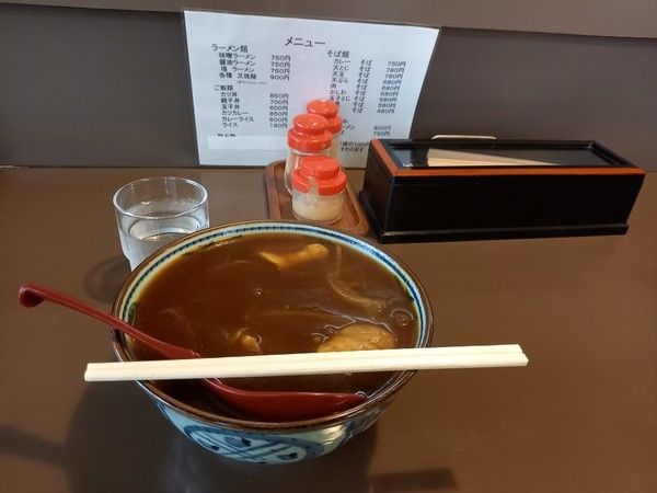 그릇 가득 넘치도록 카레를 담아 내는게 유바리 카레 소바 특징 @뉴스코리아 김경전 특파원