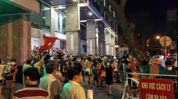 21일간의 격리가 해제된후, 기뻐하는 아파트 주민들 모습. @뉴스코리아 김경태 특파원 