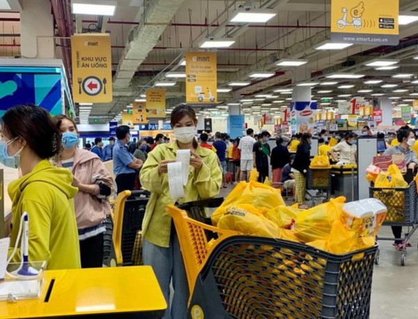 호치민시는 5월 31일 0시부터 실시하는 사회적 거리두기로 마트에서 생필품을 구매하고 있다. @뉴스코리아 이웅연 특파원