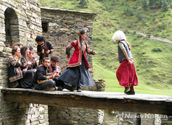 샤틸리의 행사 샤틸로바에서 샤틸리 지역인 헤슈레티 전통 옷을 입고 전통춤을 추는 젊은이들 @뉴스코리아 박철호 특파원