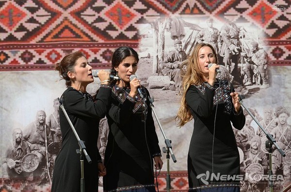 샤틸로바에서 노래 하는 여성 중창단 @뉴스코리아 박철호 특파원