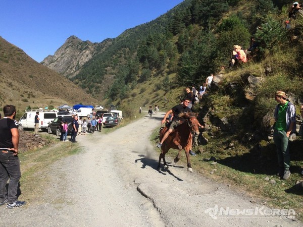 샤틸로바의 시작은 젊은이들이 무초까지 말 안정 없는  경마 시합으로 시작한다. @뉴스코리아 박철호 특파원