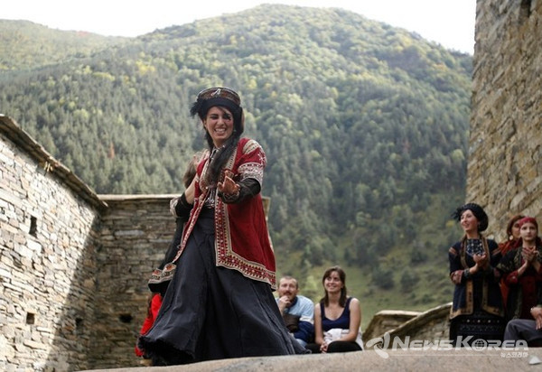 샤틸리 지역의 전통 옷을 입고 전통춤을 주는 공연자 @뉴스코리아 박철호 특파원