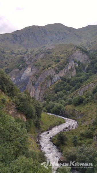 독특한 지형 위에는 러시아 체첸 자치국의 국경이 있어 늘 국경 수비대가 지키고 있다 @뉴스코리아 박철호 특파원