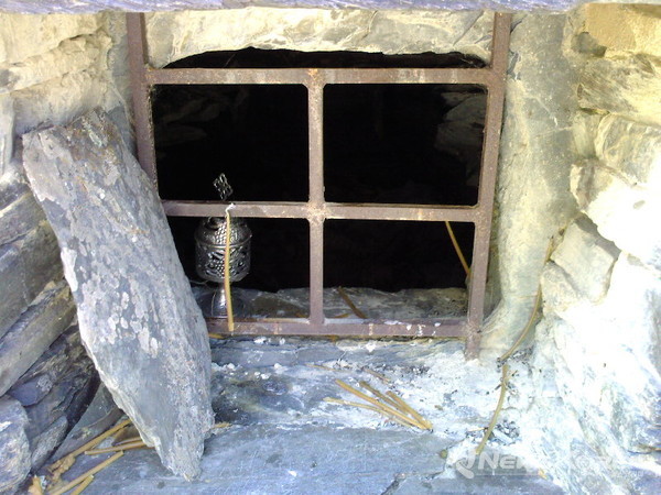 10세기에서 13세기 전염병 발생시 병자들을 격리 시킨후 무덤으로 사용한 아르도티 @뉴스코리아 박철호 특파원