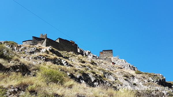 무초 마을 입구에서 올려다 본 무초 요새 @뉴스코리아 박철호 특파원