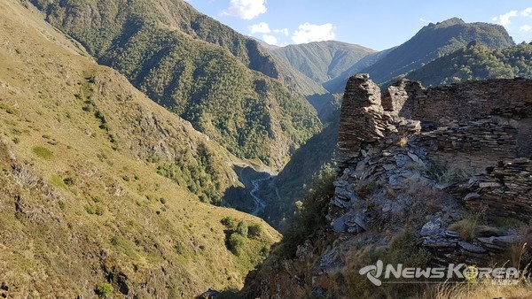 무초요새 중간쯤 오르고 아래를 바라본 경관 @뉴스코리아 박철호 특파원