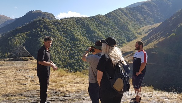 마을 공동 회의장이 있었던 평지를 소개하는 마을 관리자 @뉴스코리아 박철호 특파원
