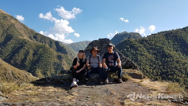 마을 공동 회의장 옛터에서의 달콤한 휴식 @뉴스코리아 박철호 특파원