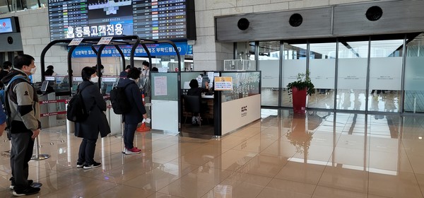  생체정보 사전등록 창구에서 공항직원의 도움을 받아 생체등록을 할 수 있다.