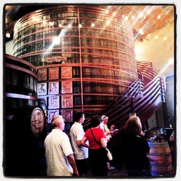 현존하는 가장 큰 나무로 알려진 레드 우드로 만들어진 초대형 와인 숙성통.