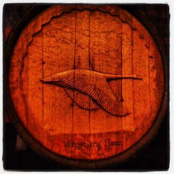 오크통에 조각된 문양에서 엘레강스한 와이너리의 철학을 엿볼수 있다.