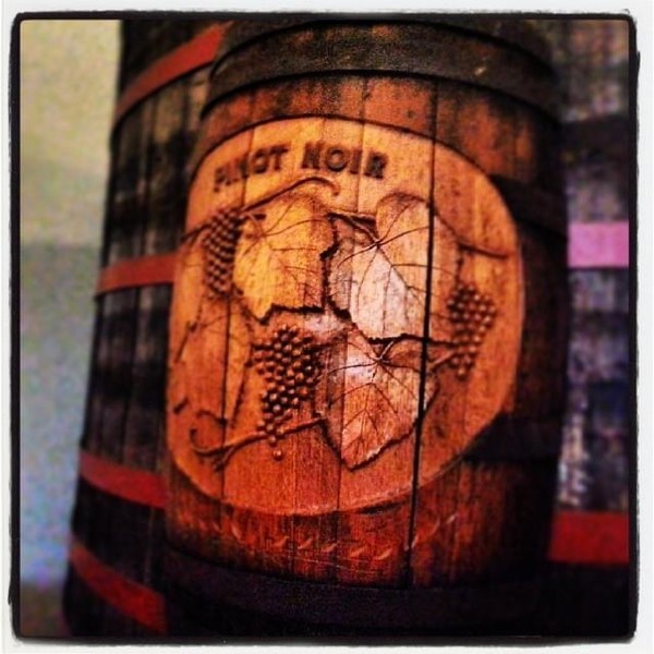 오크통에 조각된 문양에서 엘레강스한 와이너리의 철학을 엿볼수 있다.