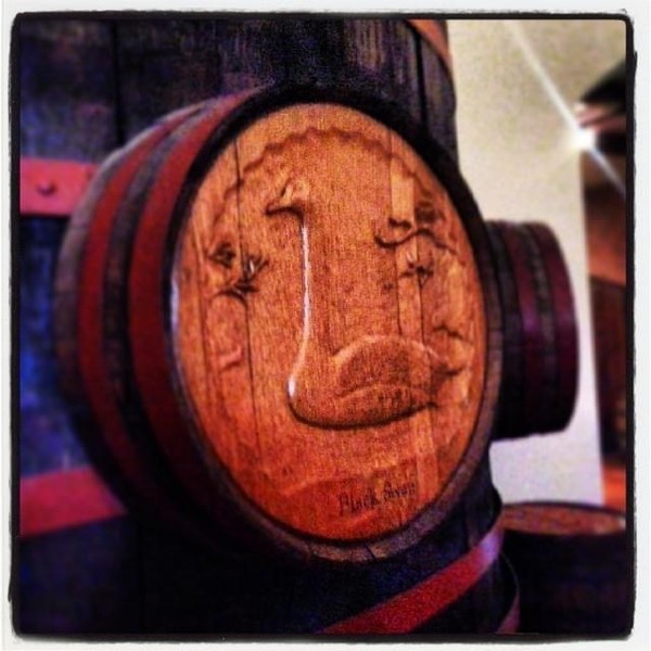 오크통에 조각된 문양에서 엘레강스한 와이너리의 철학을 엿볼수 있다.