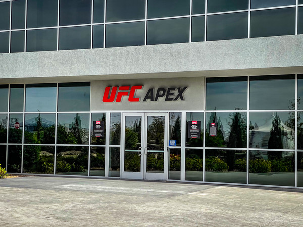 UFC APEX 건물안에서 많은 선수들이 비공개로 열심히 훈련중이다.