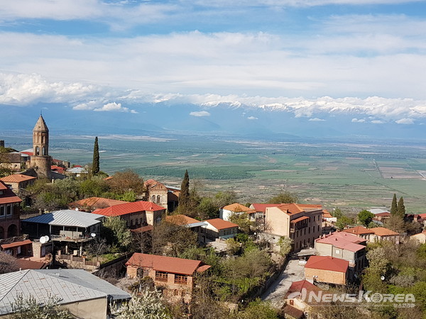2천명 정도 사는 작은 도시 시그나기 전경과 만년설이 보이는 코카서스 산맥  @뉴스코리아 박철호 특파원