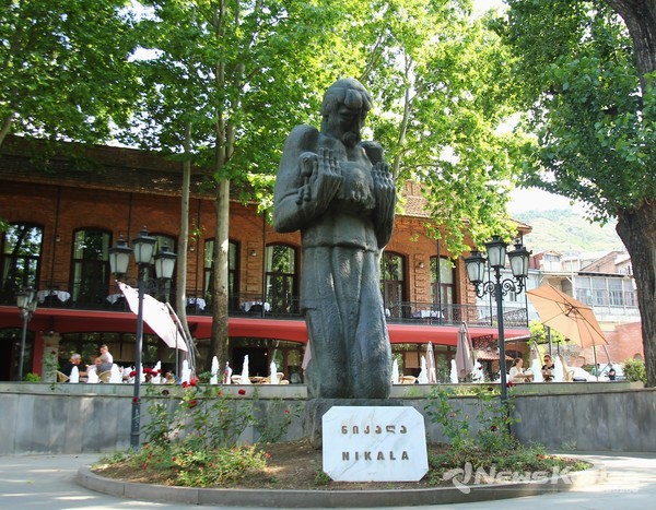 올드 트빌리시에 있는 양을 안고 있는 피로스마니 동상 주변에는 붉은 장미들이 있다 @뉴스코리아 박철호 특파원