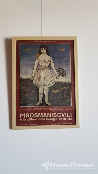 미르자아니 박물관에 전시 되어 있는 피로스마니가 1909년 마가리타를 그렸던 "꽃을 든 여인" 의 전시회 포스터 @뉴스코리아 박철호 특파원