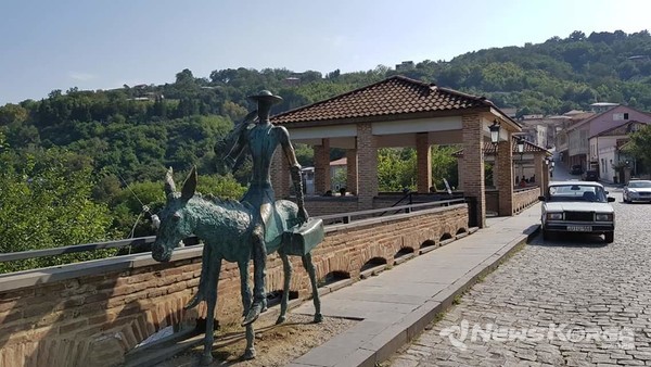 시그나기에 설치된 피로스마니의 그림 "당나귀 타고 왕진 가는 의사"을 동상으로 만든 작품 @뉴스코리아 박철호 특파원