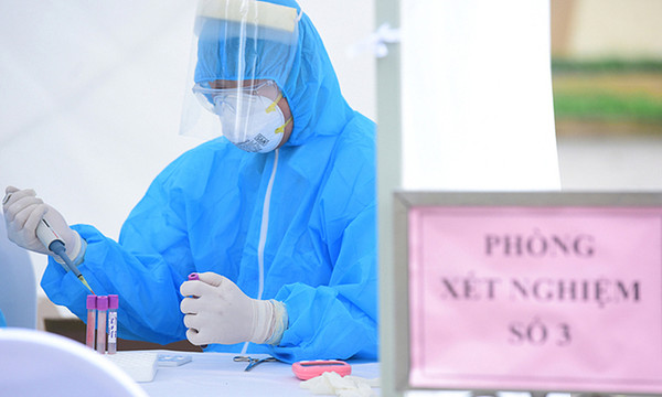 코로나 검사 샘플을 채취하는 의료진.       사진출처: VNEXPRESS