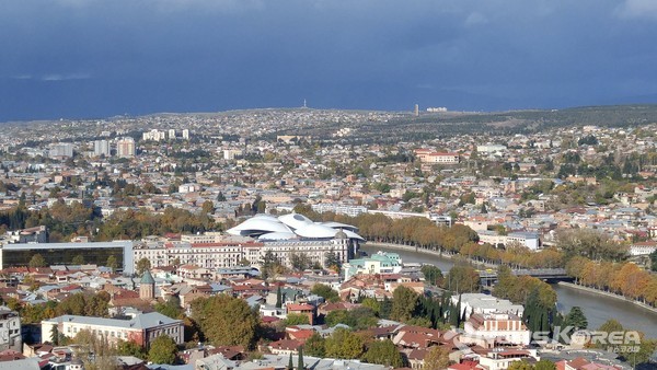 트빌리시는 해발 5백미터에서 7백 미터에 위치해 있다, 7백 미터에서 내려다 본 올드 트빌리시 @뉴스코리아 박철호 특파원