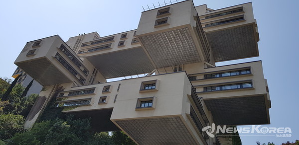 소련 시절 도로부 건물 . 교차로를 형성화에서 건축했으며 지금은 은행 본사 건물로 사용중이다. @뉴스코리아  박철호 특파원