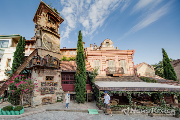 2010년 건축된 가브리아제 시계탑(매시간 천사가 타종을 하며 12시와 7시에는 짧은 인형극 공연이 있다.) @뉴스코리아  박철호 특파원