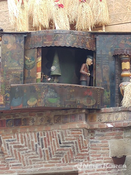 시계 밑이 열리며 사람의 일생에 대한 짧은 공연 @뉴스코리아  박철호 특파원