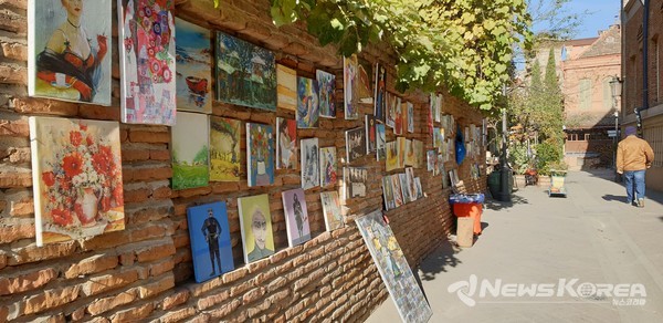 시계탑을 지나면 화가들이 그림 파는곳 선물 용품 상점등이 있다 @뉴스코리아 박철호 특파원