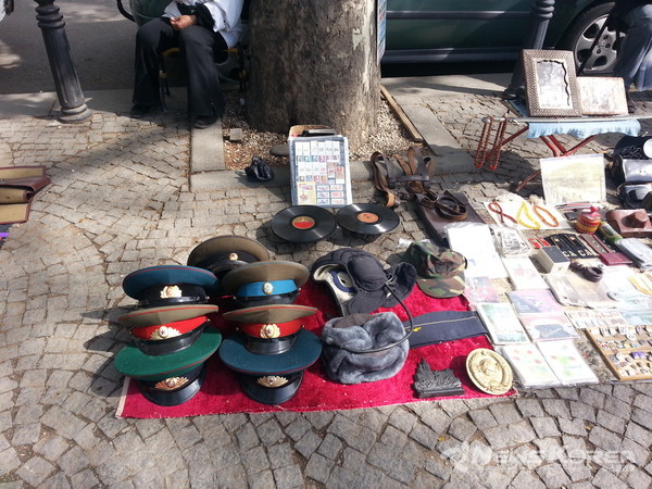 낡은 옛 소련 시절의 군용 모자들과 오래되어 보이는 레코드판등이 보인다. @뉴스코리아 박철호 특파원