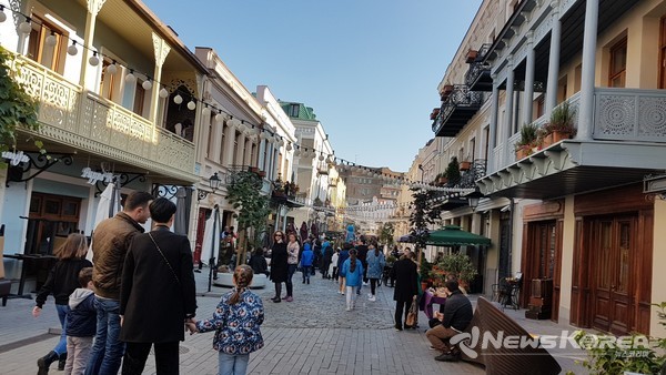 2019년 벼룩 시장 주변에 조성된 카페 거리 @뉴스코리아 박철호 특파원