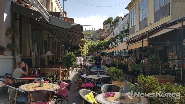 올드 타운에 2개의 카페 거리가 있다 (이라클리 카페 거리)  @뉴스코리아 박철호 특파원