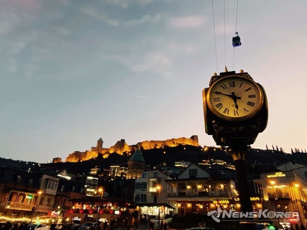 쉐르덴 카페 거리 입구의 시계탑과 최초 6세기 건립된 나키칼라 성채 @뉴스코리아 박철호 특파원