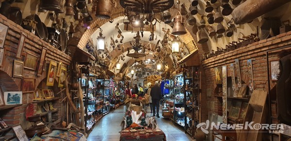 샤르덴 카페에 위치한 지하 시장(바자르) @뉴스코리아 박철호 특파원