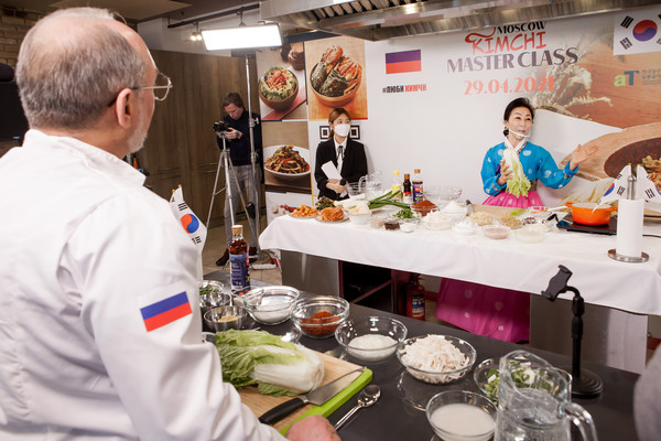 김치 담그는 방법에 대해 설명중인 이미원 대표와 경청중인 셰프들. @뉴스코리아 모스크바 안정현 특파원
