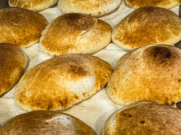 바로 구워져서 포장 되고 있는 피타빵들, 노릇하게 구워져  밀가루의 맛을 최고로 끌어 올렸다. @뉴스코리아 문성원 특파원