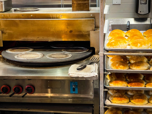 현대화된 피타빵 오븐의 모습. 고온으로 순식간에 구워야하므로 독특한 모습을 하고있다. @뉴스코리아 문성원 특파원