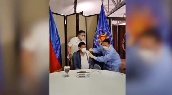 두테르테 대통령 시노백 접종 모습 (사진:방송화면 갈무리)