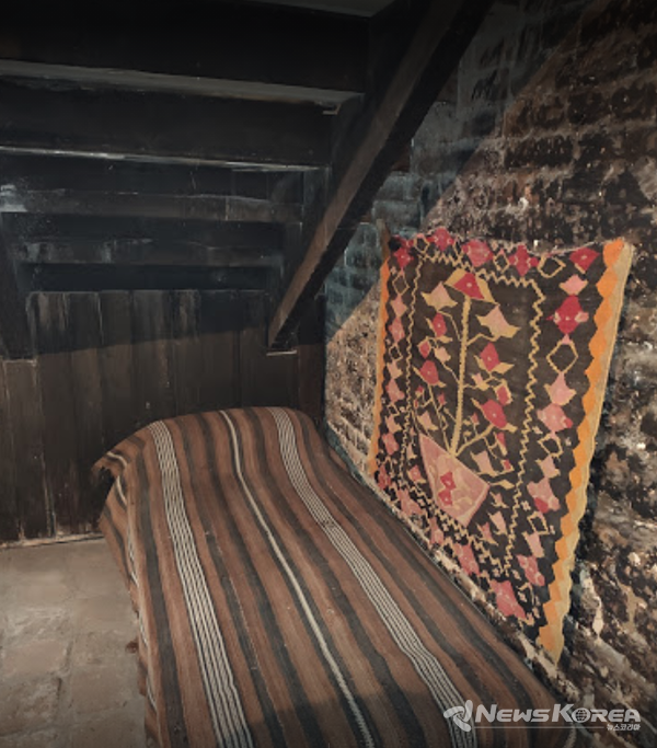 피로스마니가 생을 마감한 계단밑  작은 침대 그 앞에는 마가리타의 그림이 있다. @뉴스코리아 박철호 특파원