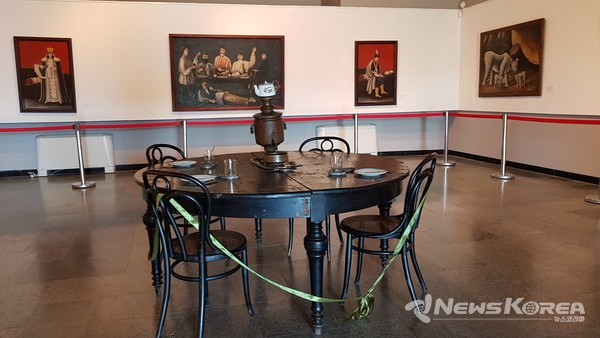 미르자아니 박물관에 피로스마니가 이용했던 테이블 @뉴스코리아 박철호 특파원